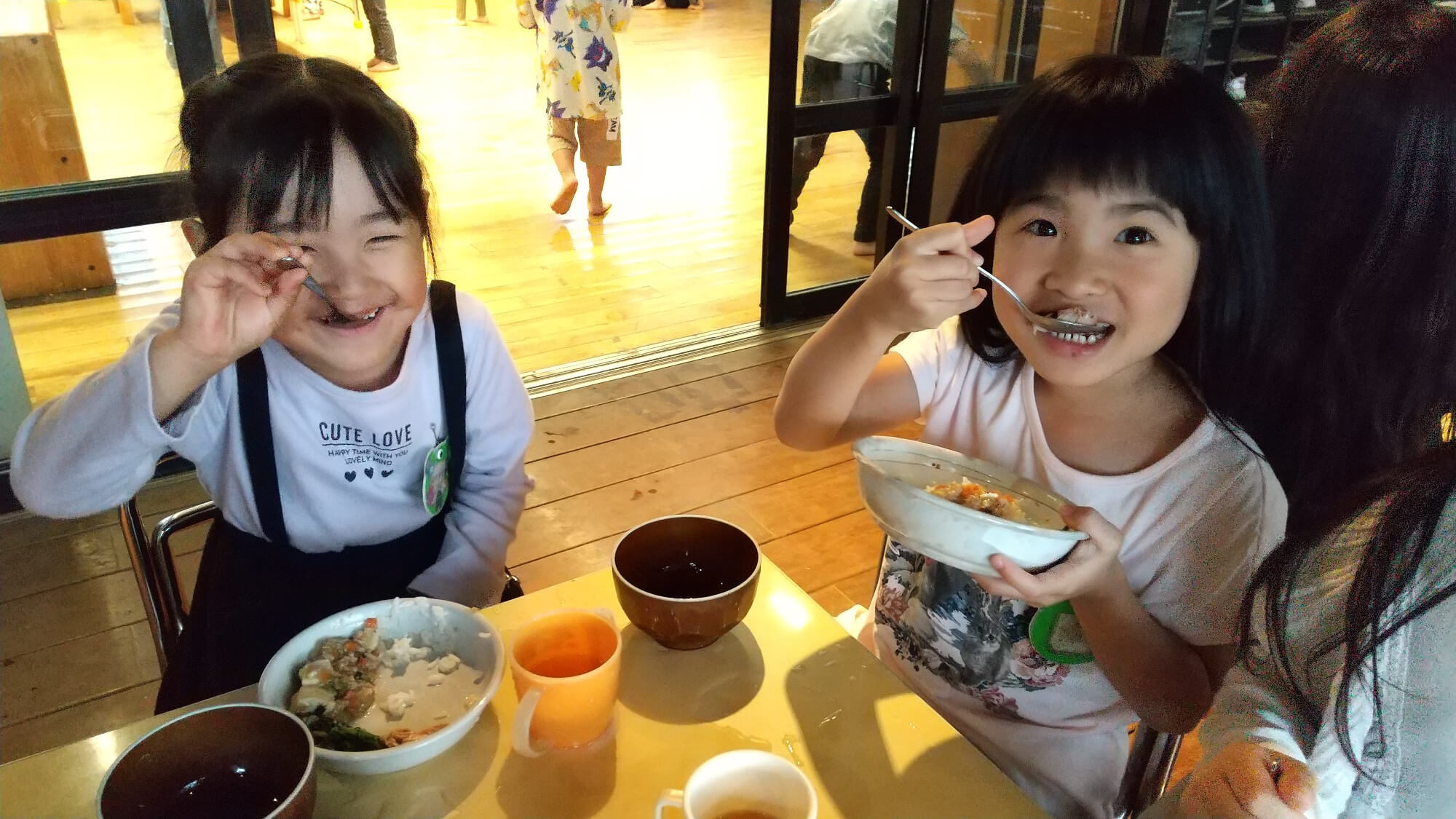 給食を食べる子どもたち