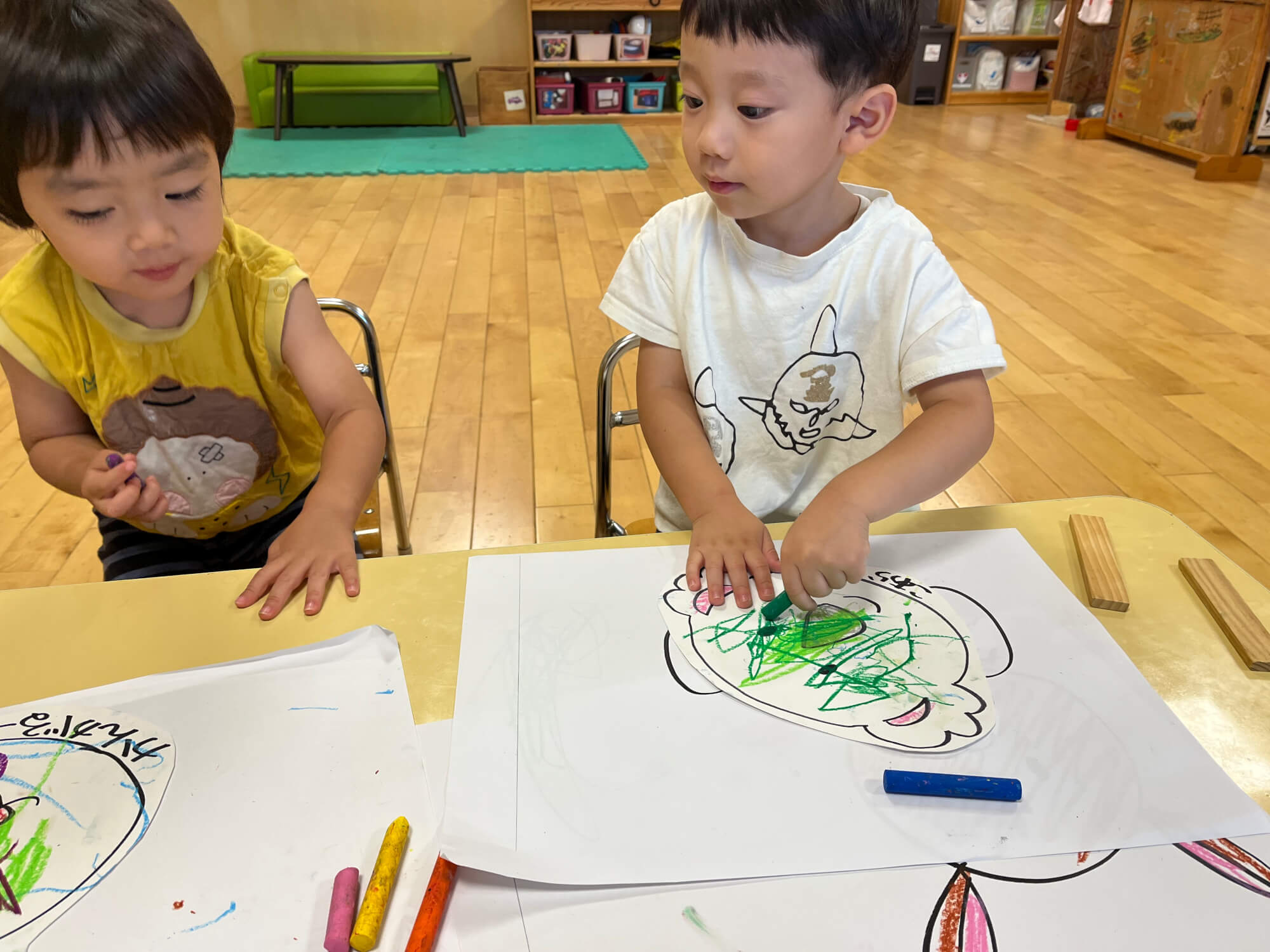 お面に色を塗る子どもたち