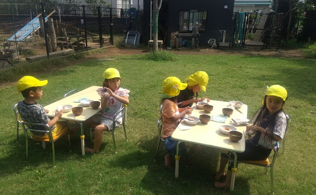 炊き出しで作った味噌汁を食べる子どもたち