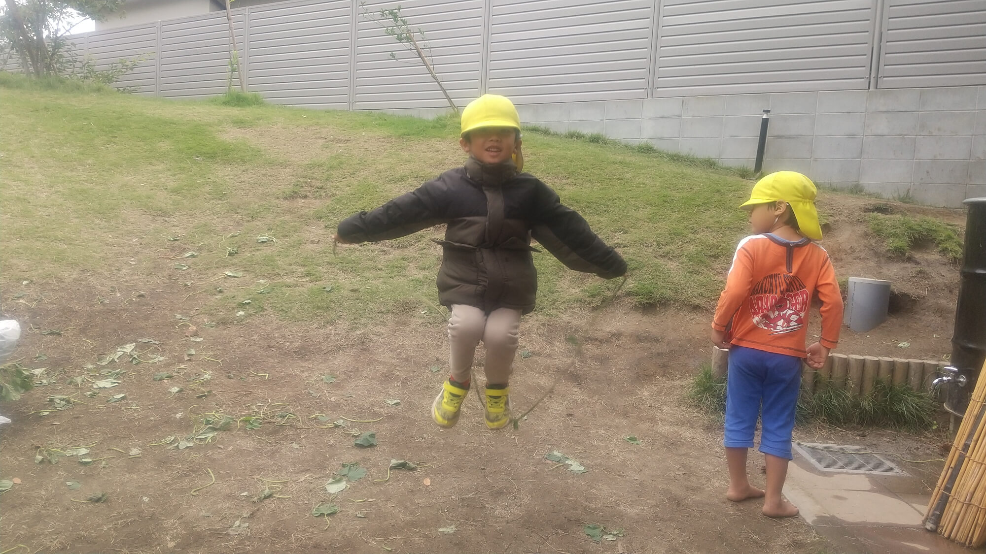 芋づるで縄跳びをする子どもたち