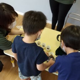 梅ジュースを試飲する子どもたち