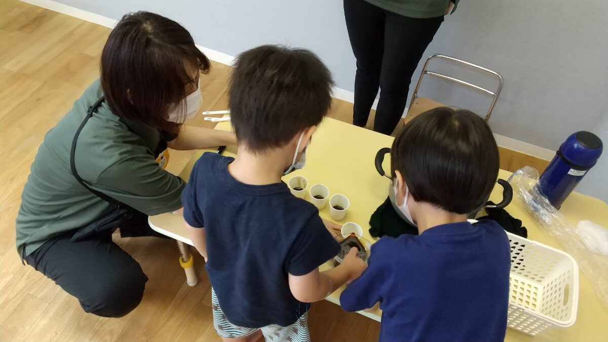 梅ジュースを試飲する子どもたち