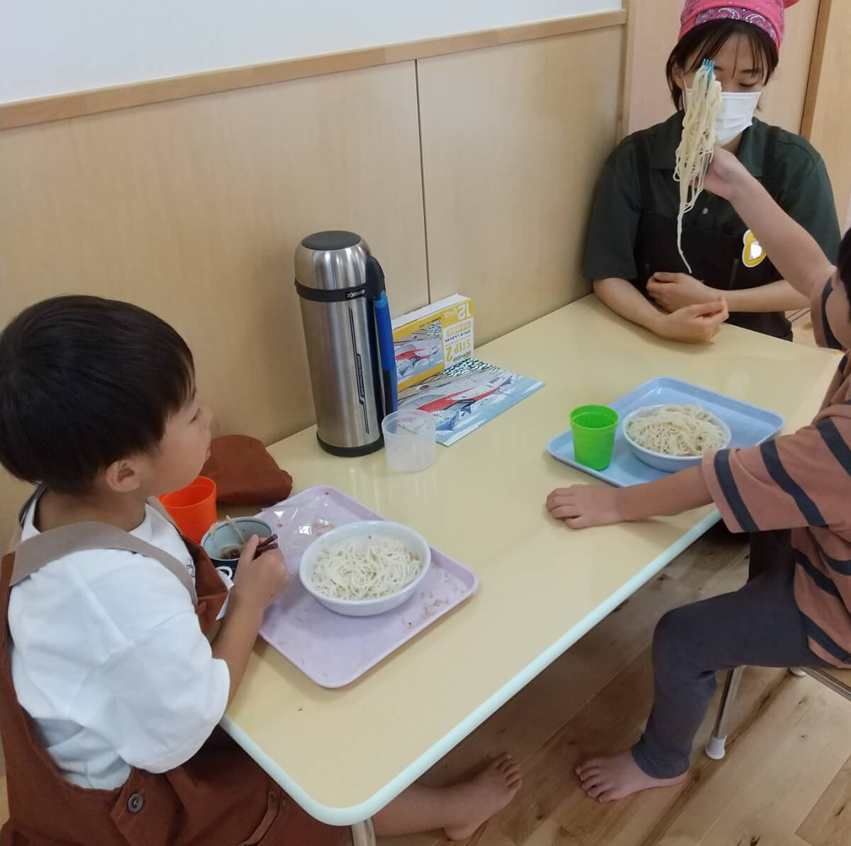 そうめんを食べる子どもたち