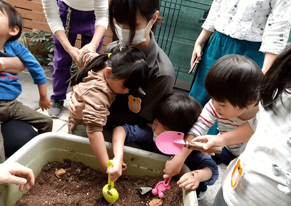 土を掘る子どもたち