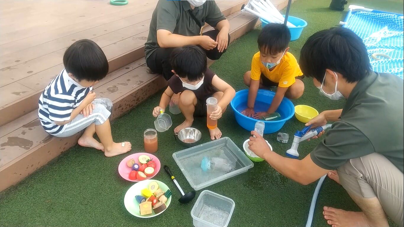 氷遊びをする子どもたち