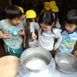 釜に水をいれる子どもたち