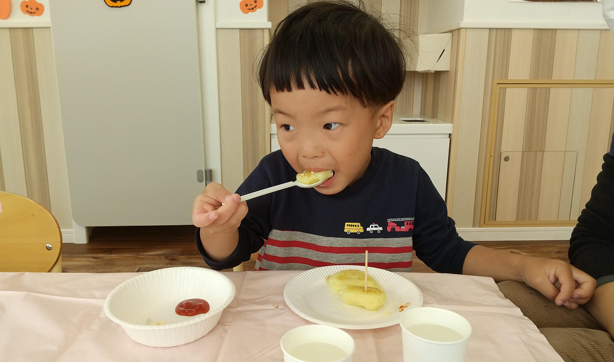 じゃがポテを食べる子ども