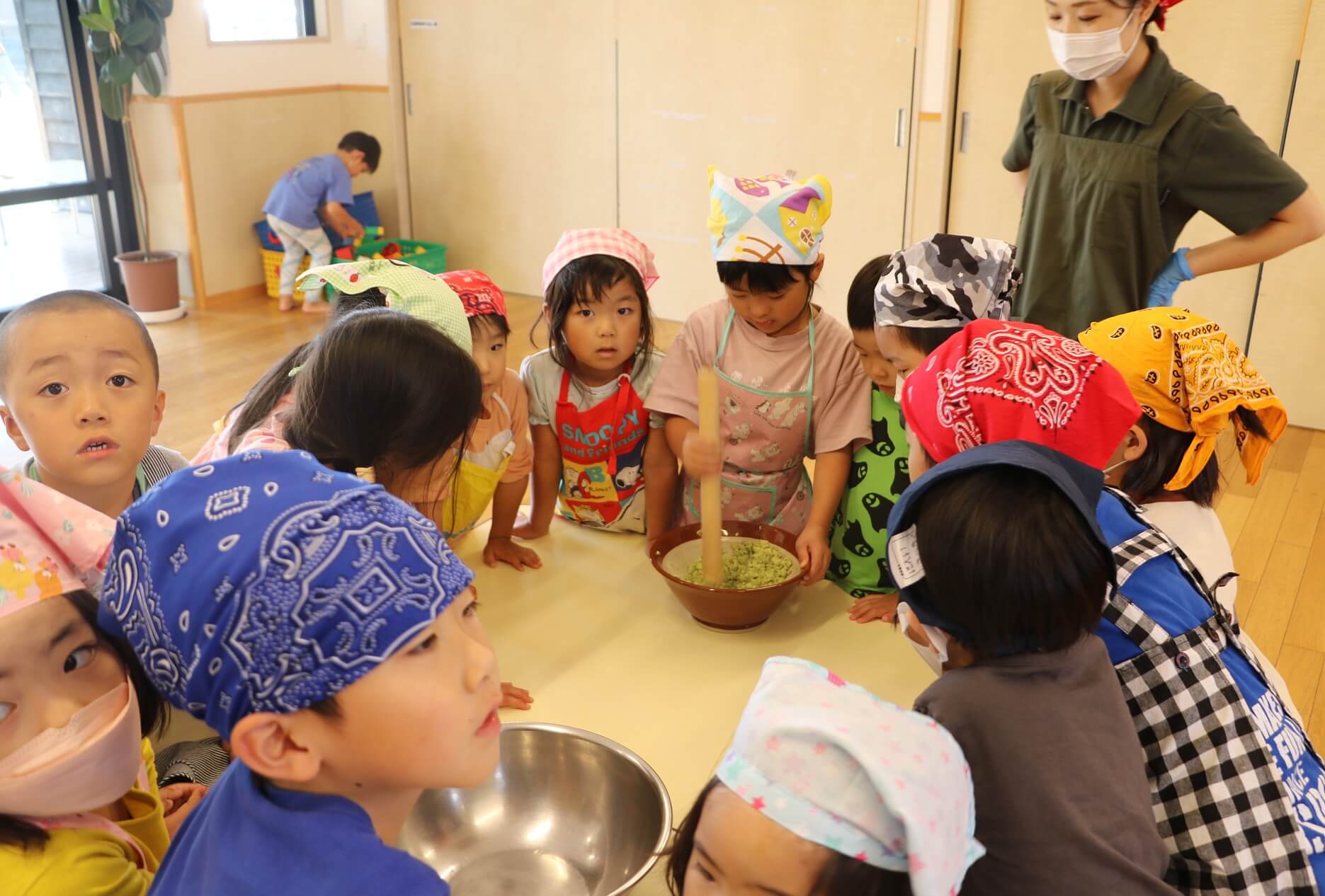 5歳児は掛け声をかけながら手際よく回しました