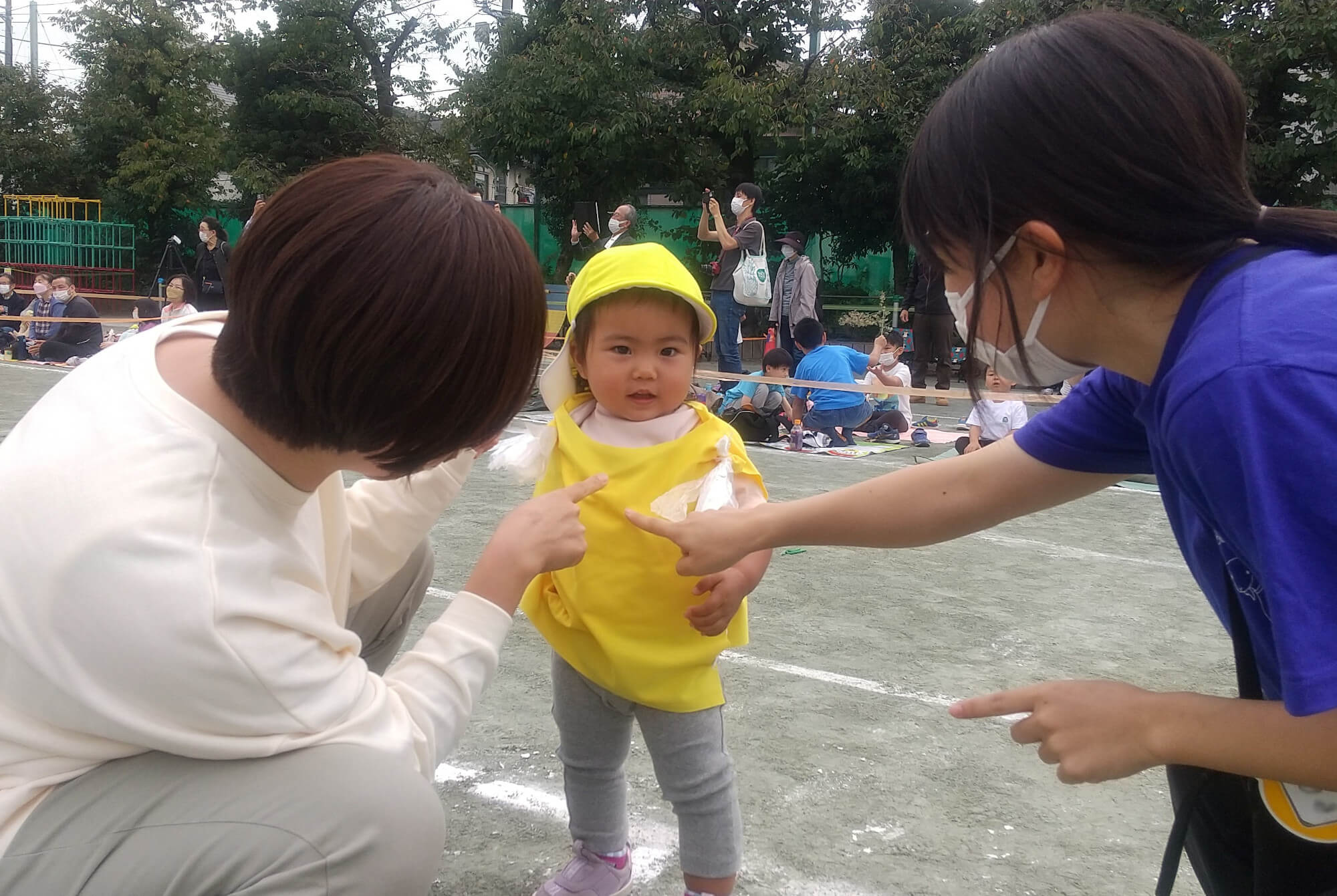 親子で運動会に参加する様子