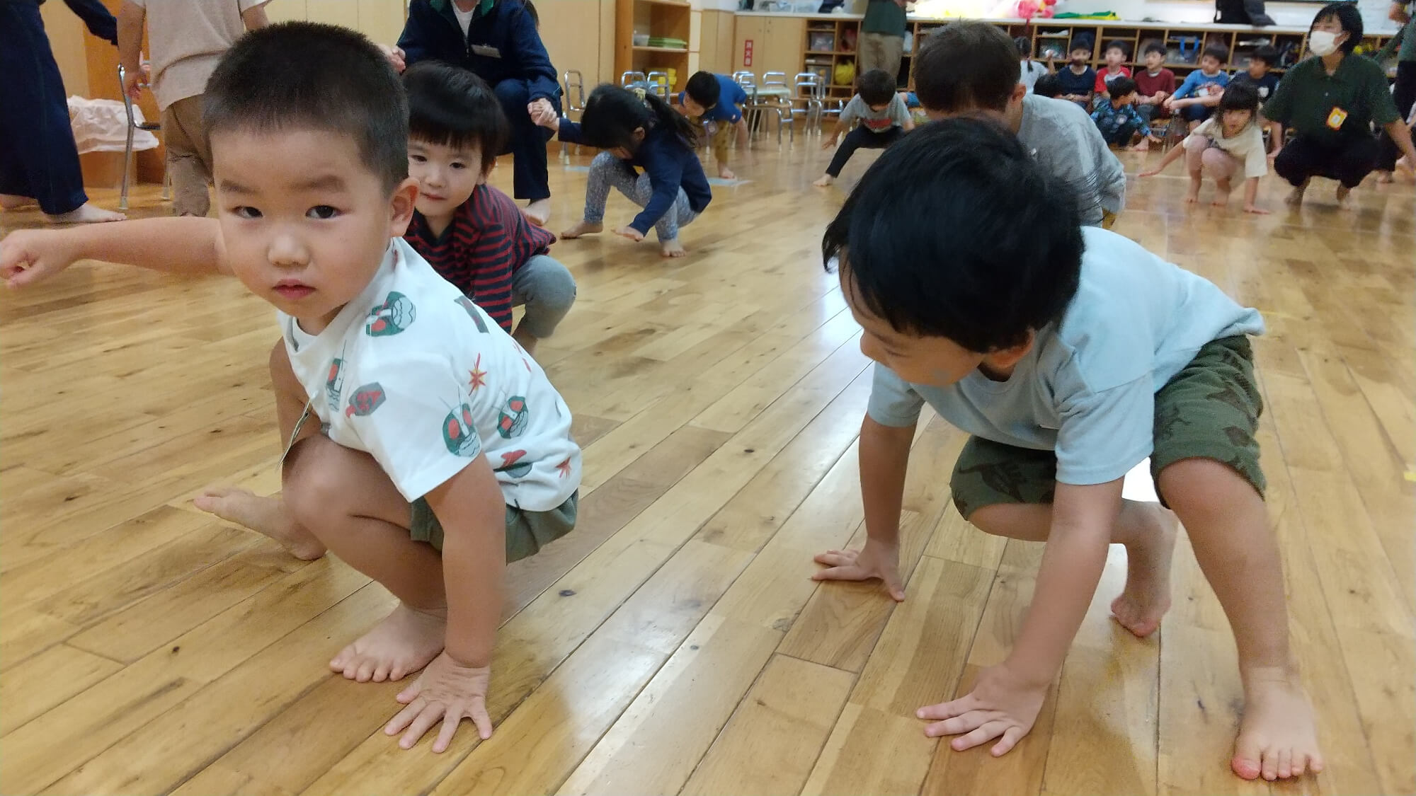 リズム体操をする子どもたち