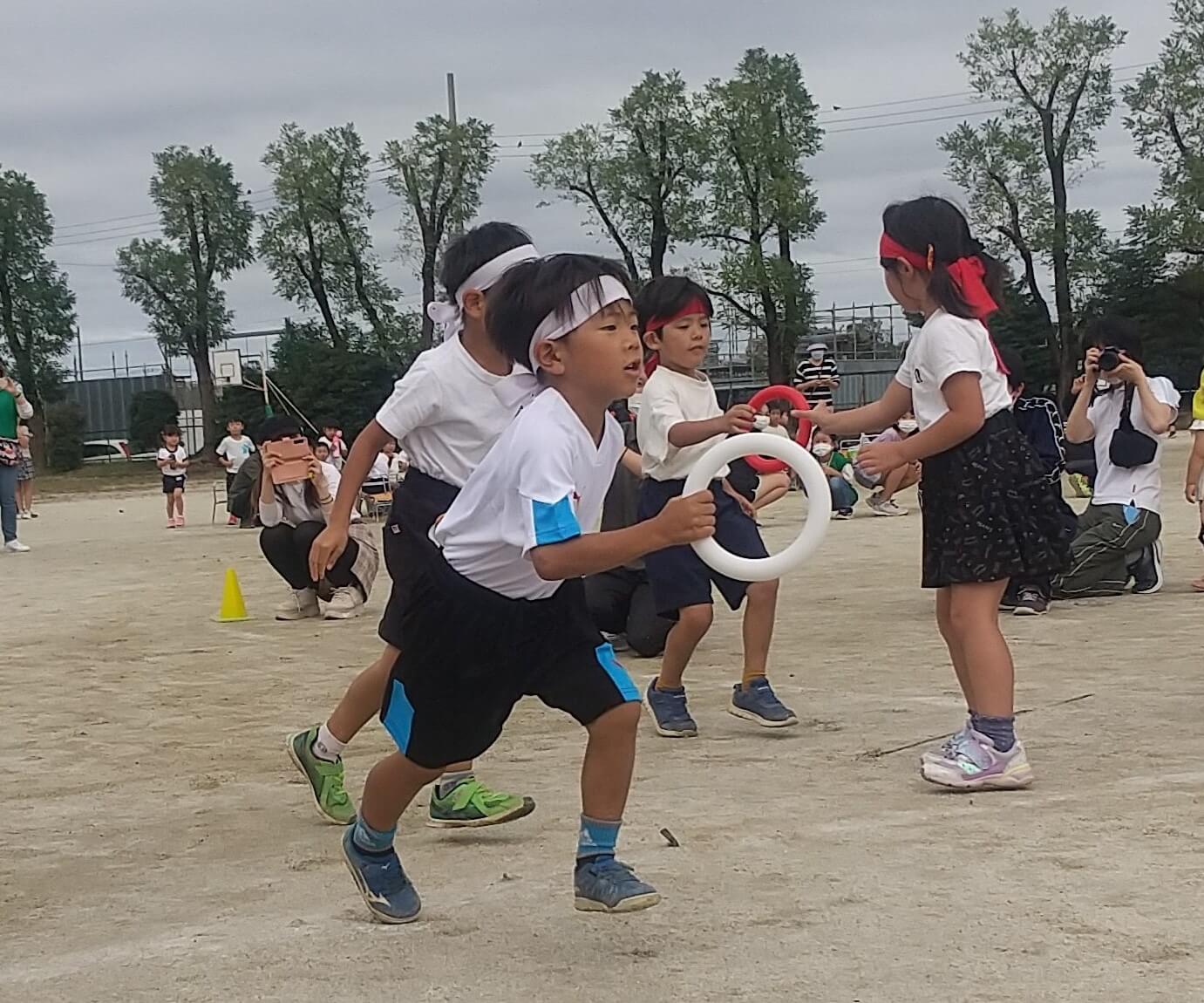 リレーで走る子どもたち