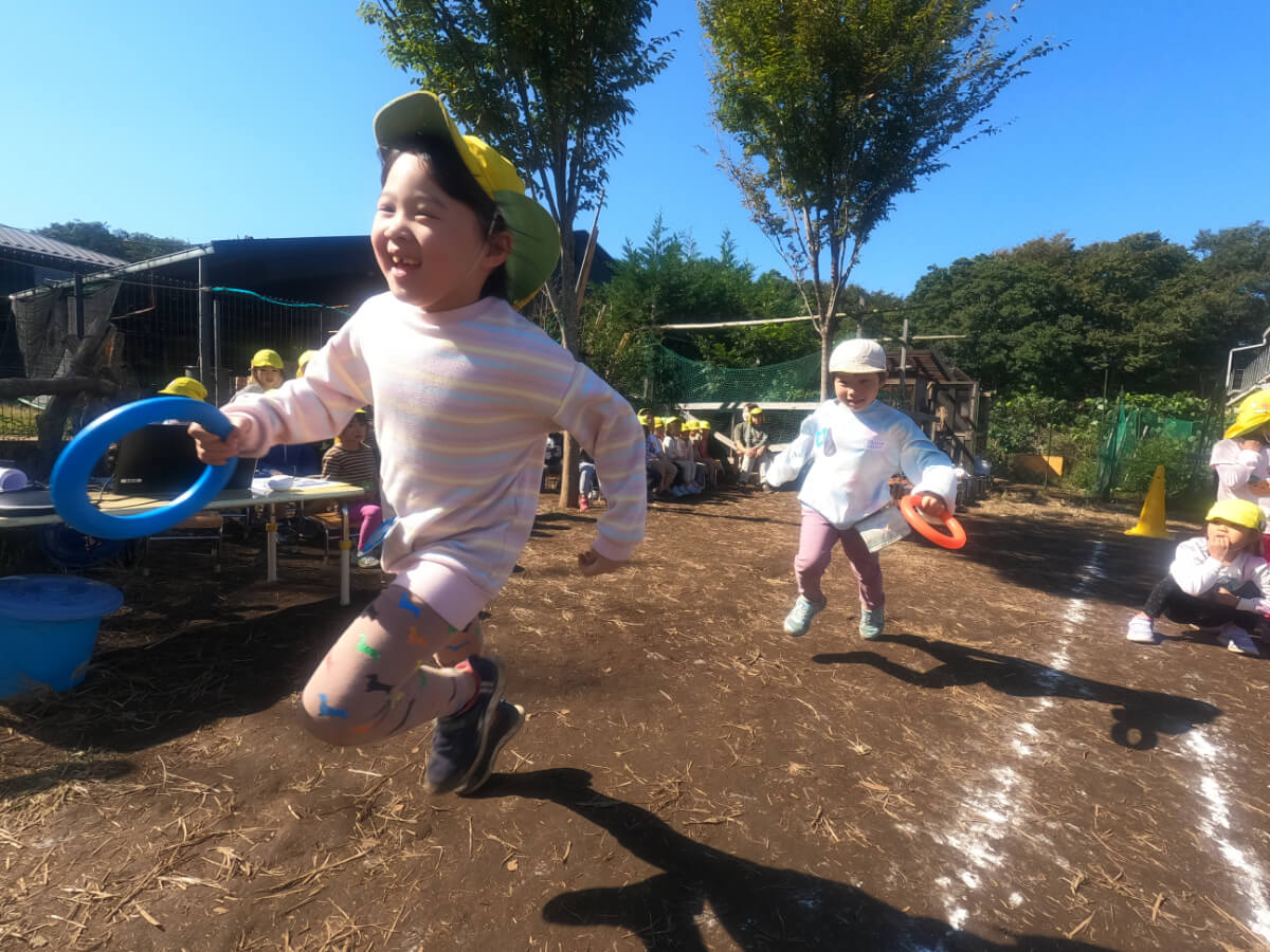 バトンを持って走る子どもたち