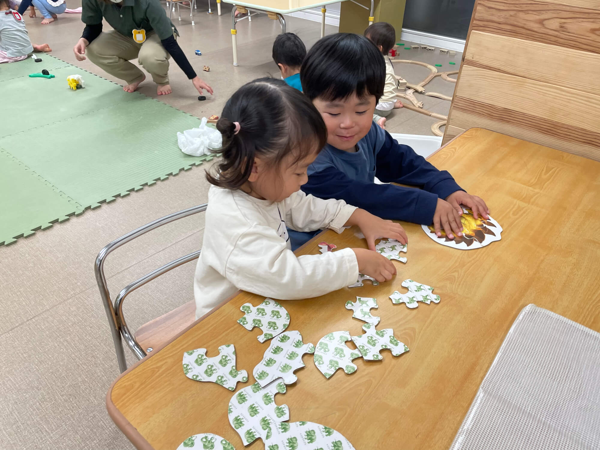 パズルやカードゲームで遊ぶ子ども