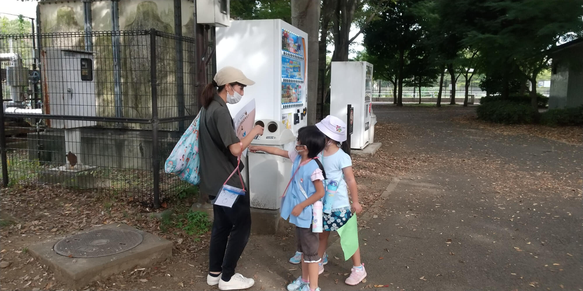 どんぐりクイズに挑戦する子どもたち