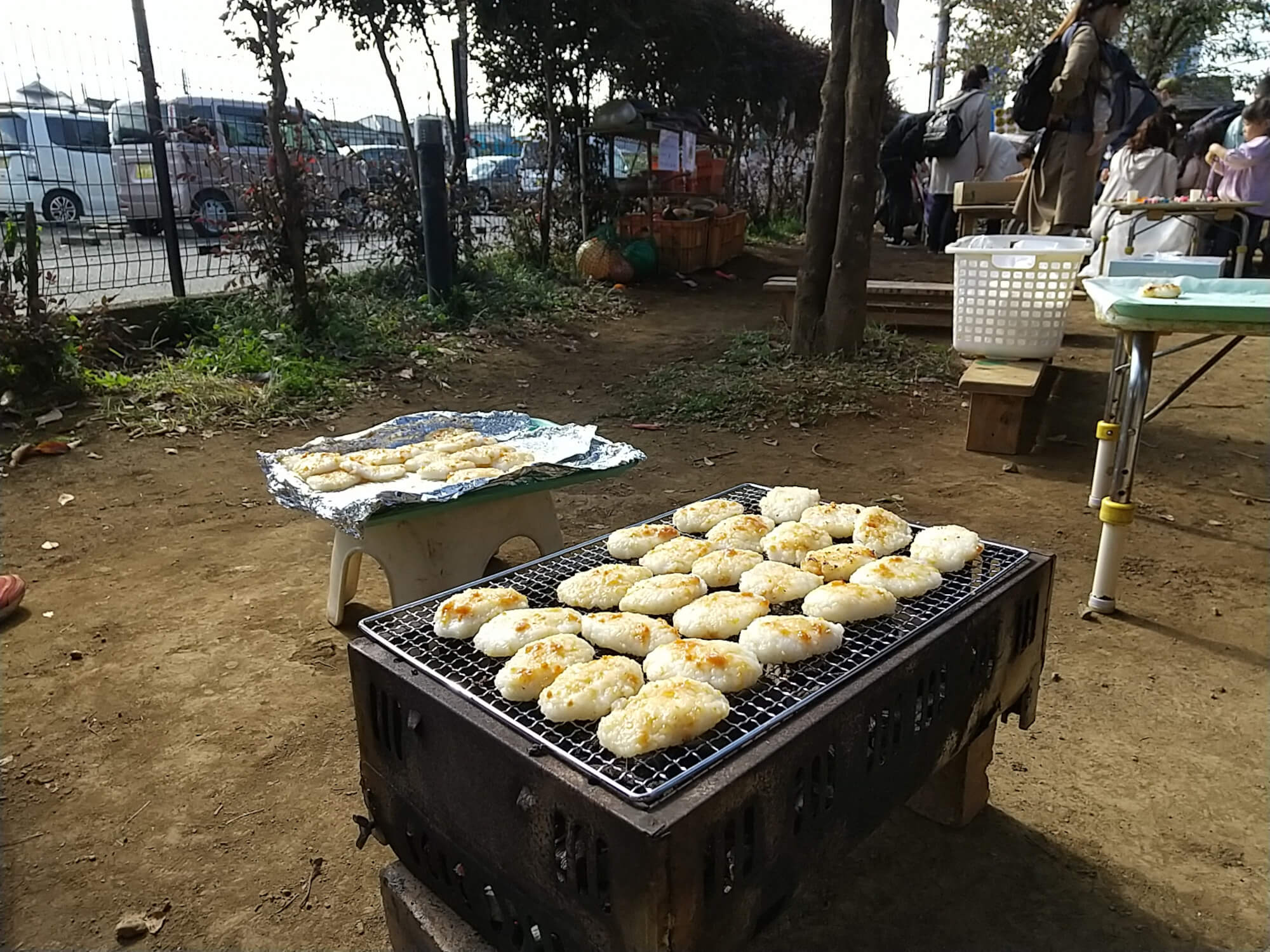 かまどで五平餅を焼く様子