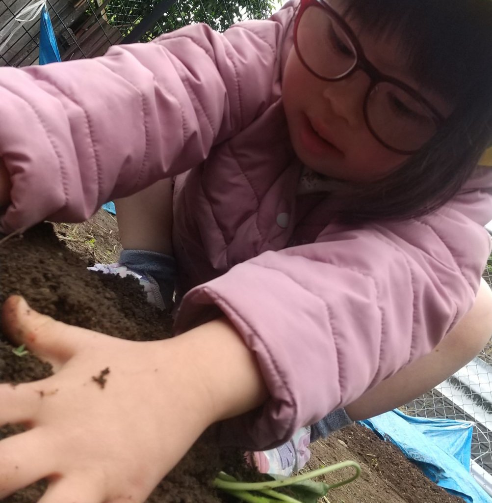 土を触る子ども