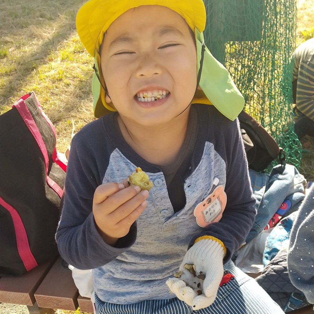 焼き芋をほおばる子ども