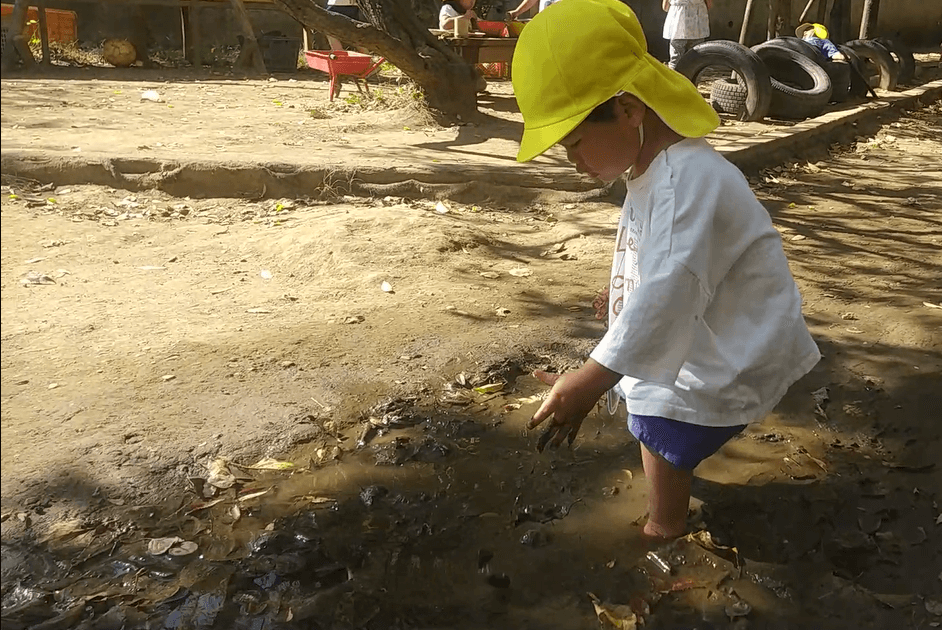 泥水の中に石を投げ入れる