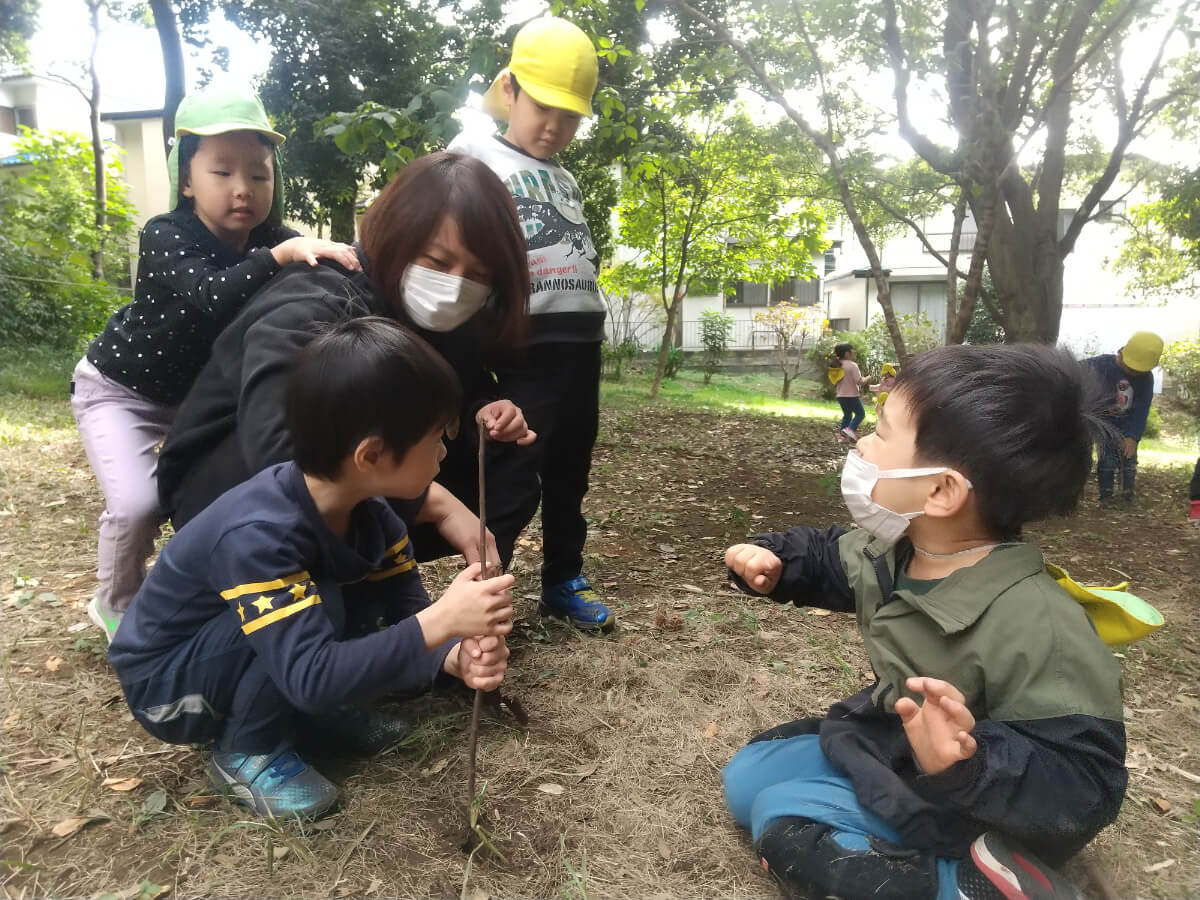 穴を掘る子どもたち