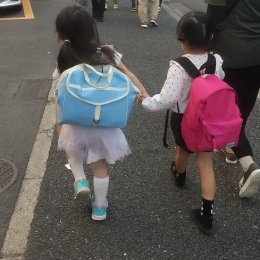 手をつないで歩く子どもたち