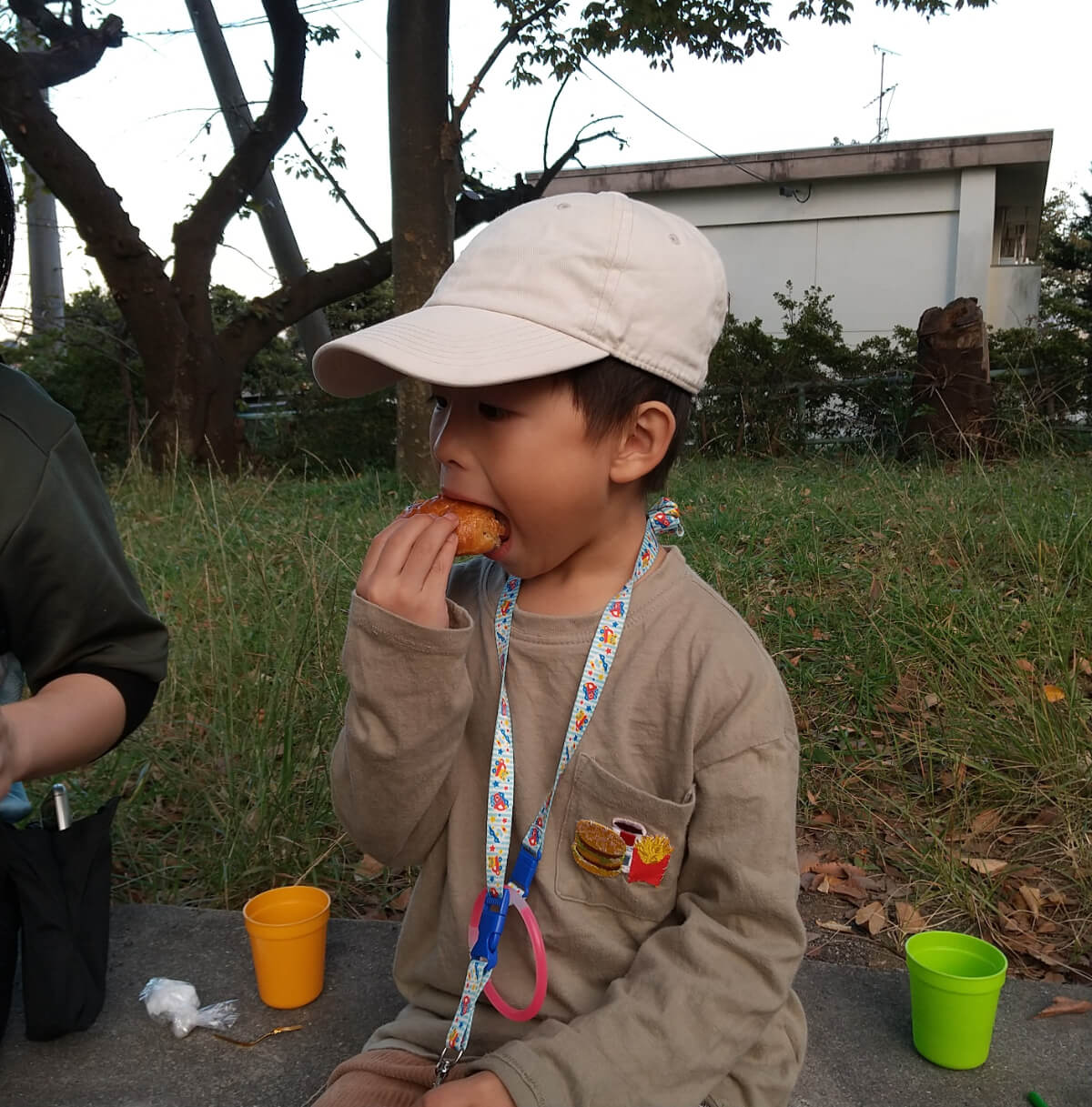 パンをほおばる子ども