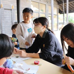 子どもたちと約束していた工作に取り組む内山さん