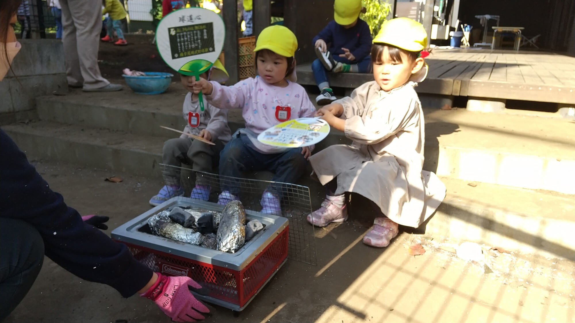 焼き芋の焼き上がりを見守る子どもたち