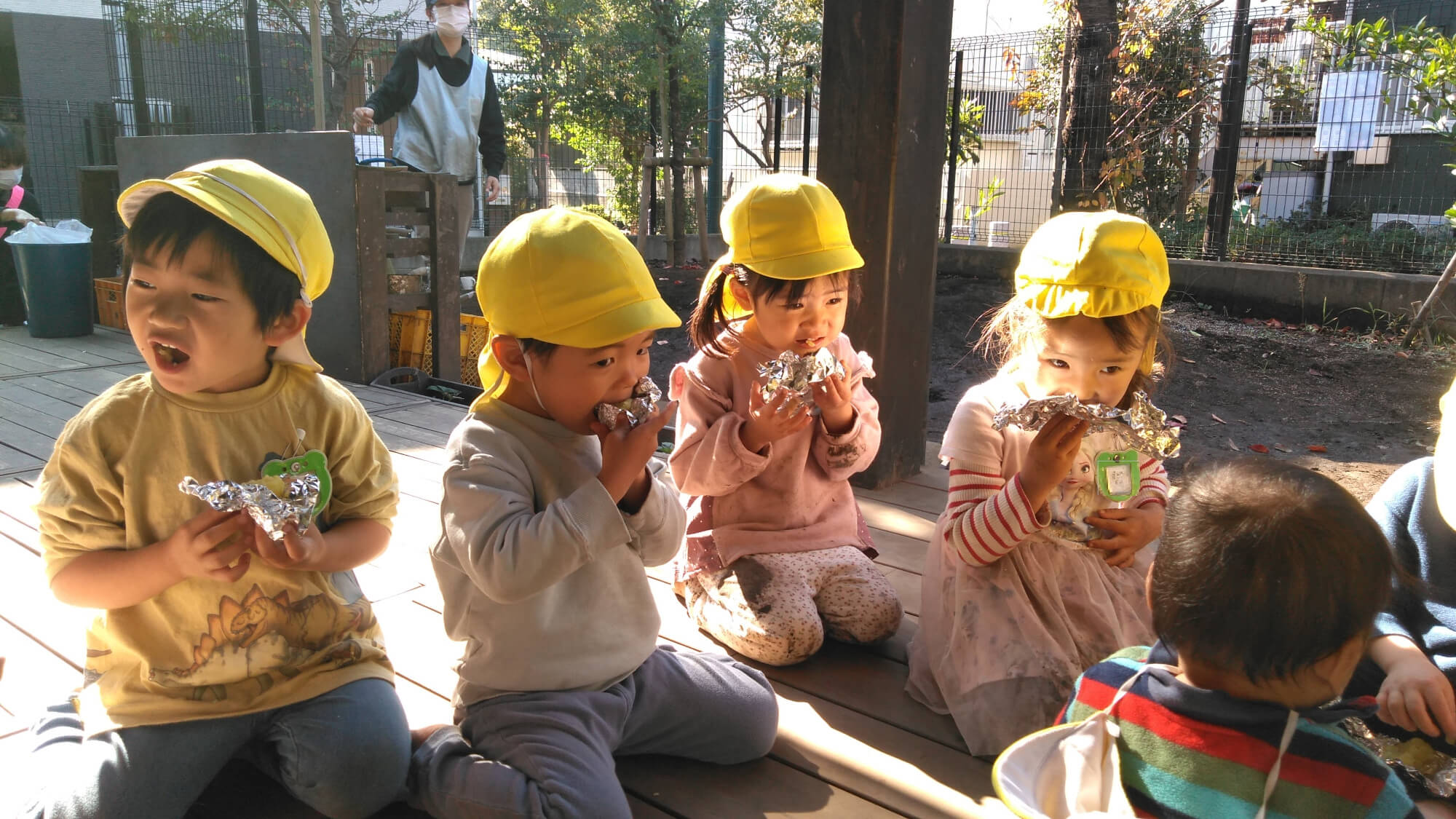 焼き芋を食べる子どもたち