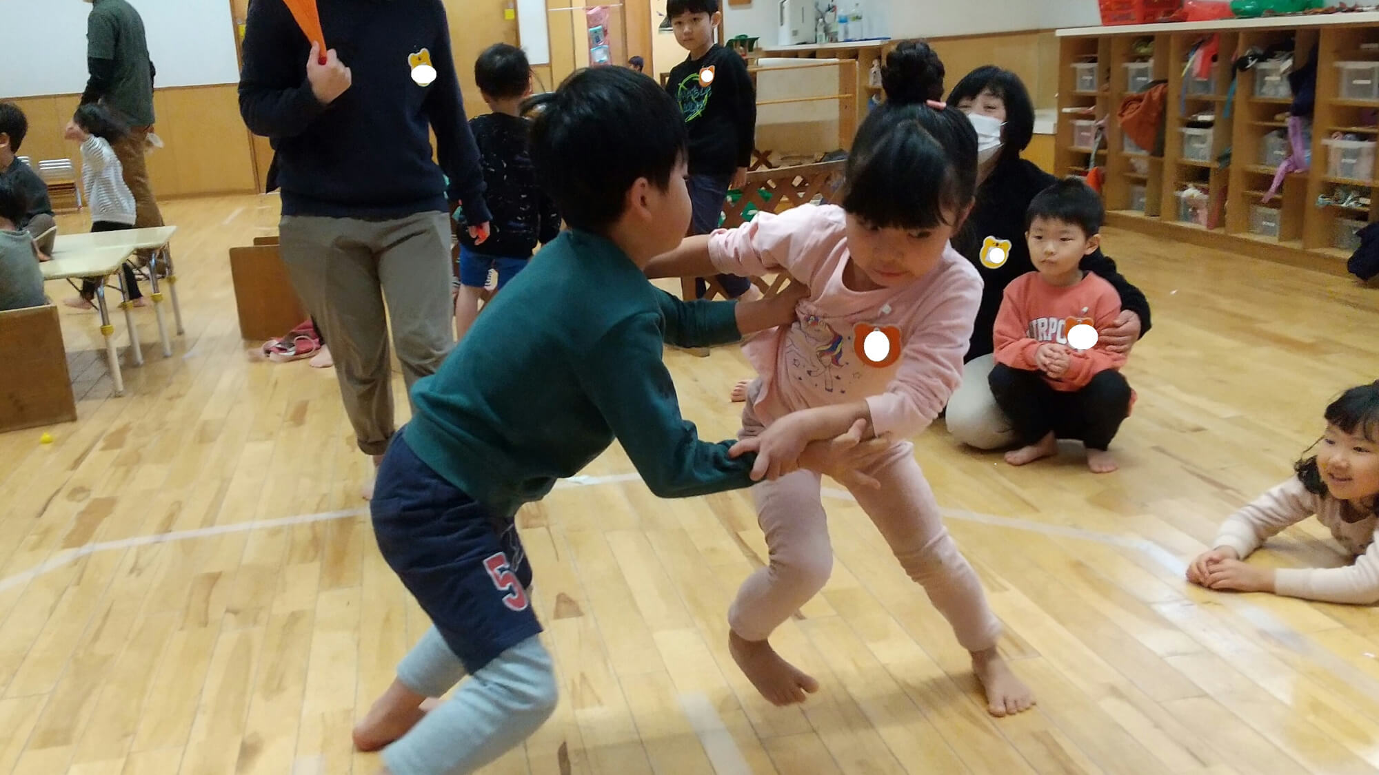 相撲をとる子どもたち