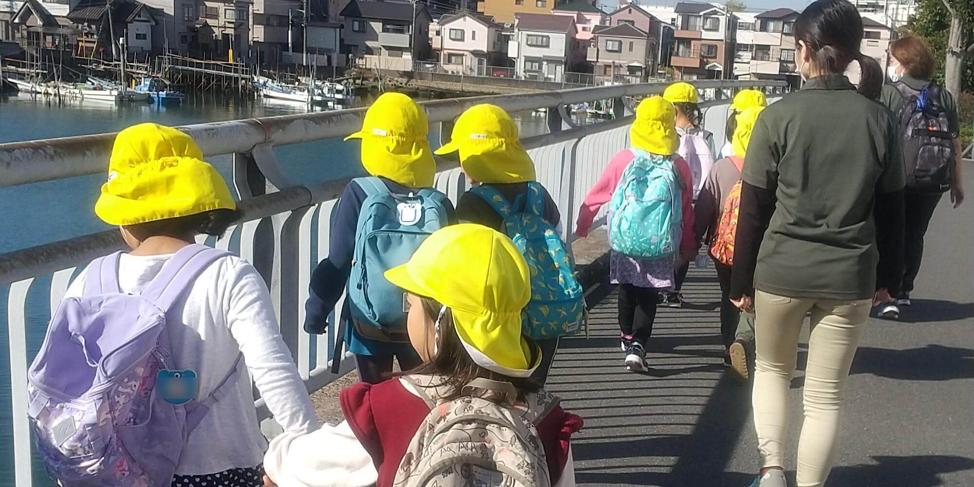 市内の小学校へ向かう子どもたち