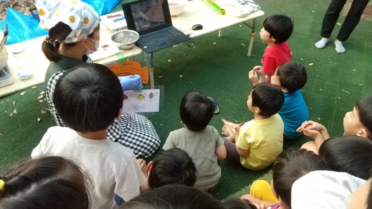 海の生物の動画を見る子どもたち