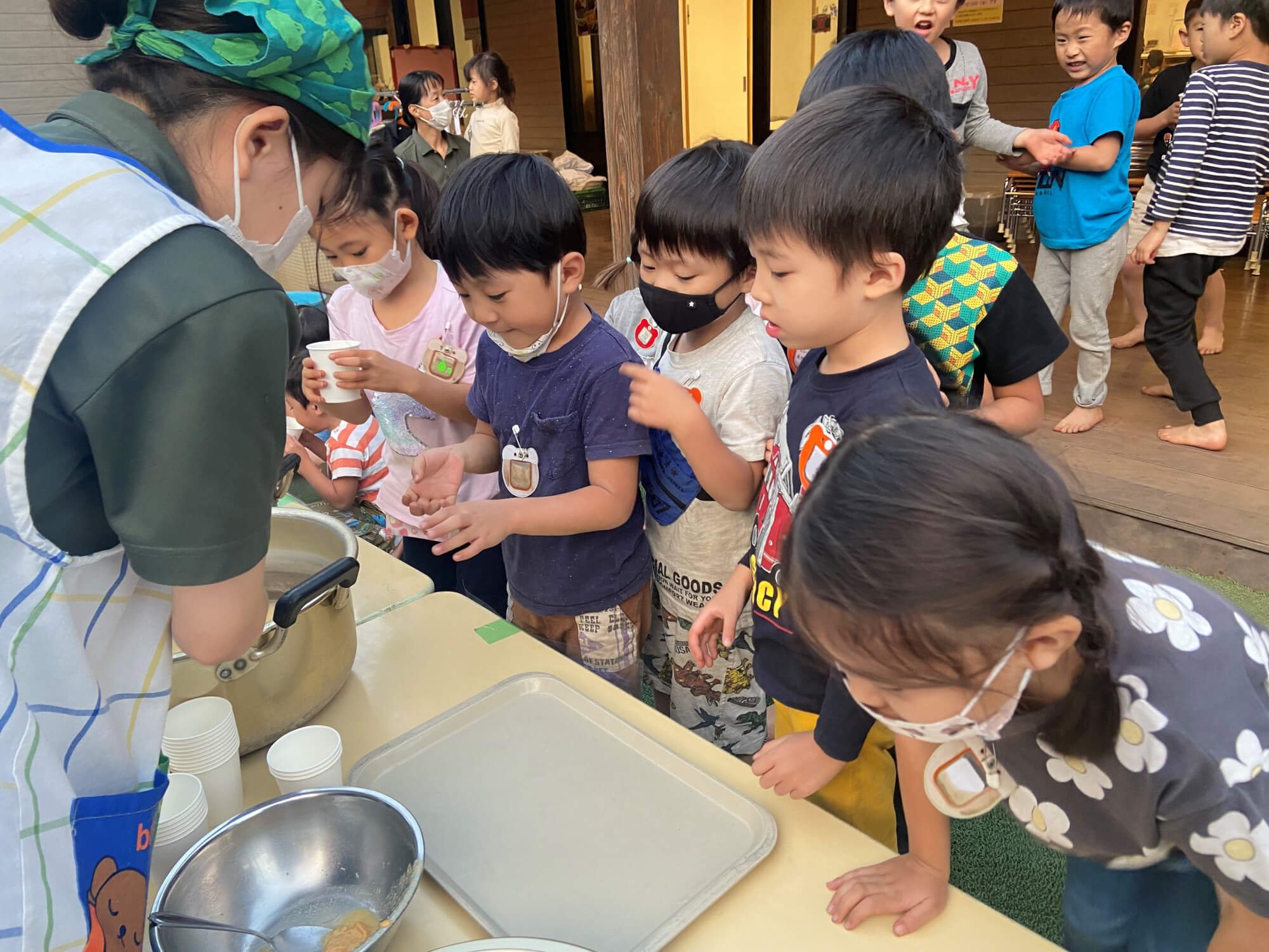 あら汁を味わう子どもたち