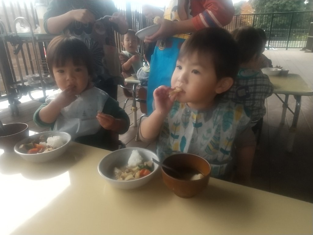 たくあんを食べる子どもたち