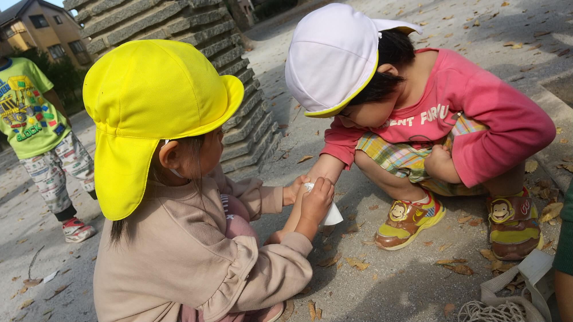 相手の気持ちを察して言葉をかける子どもたち