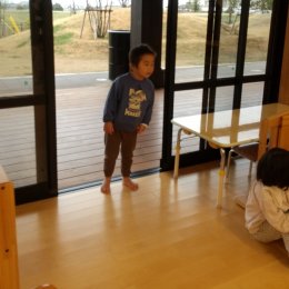 遠くから様子を見ている子ども