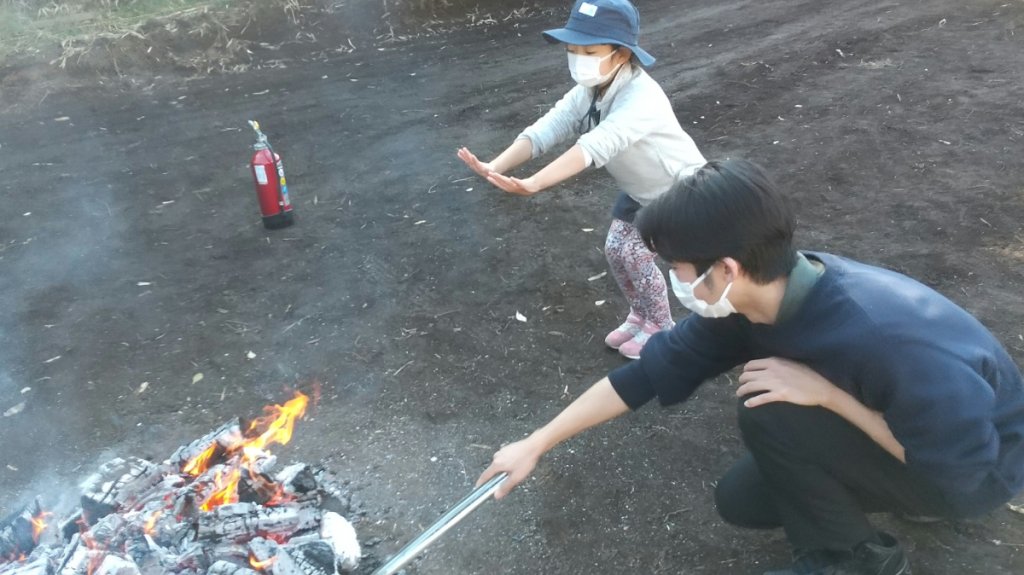 焚き火にあたる子ども