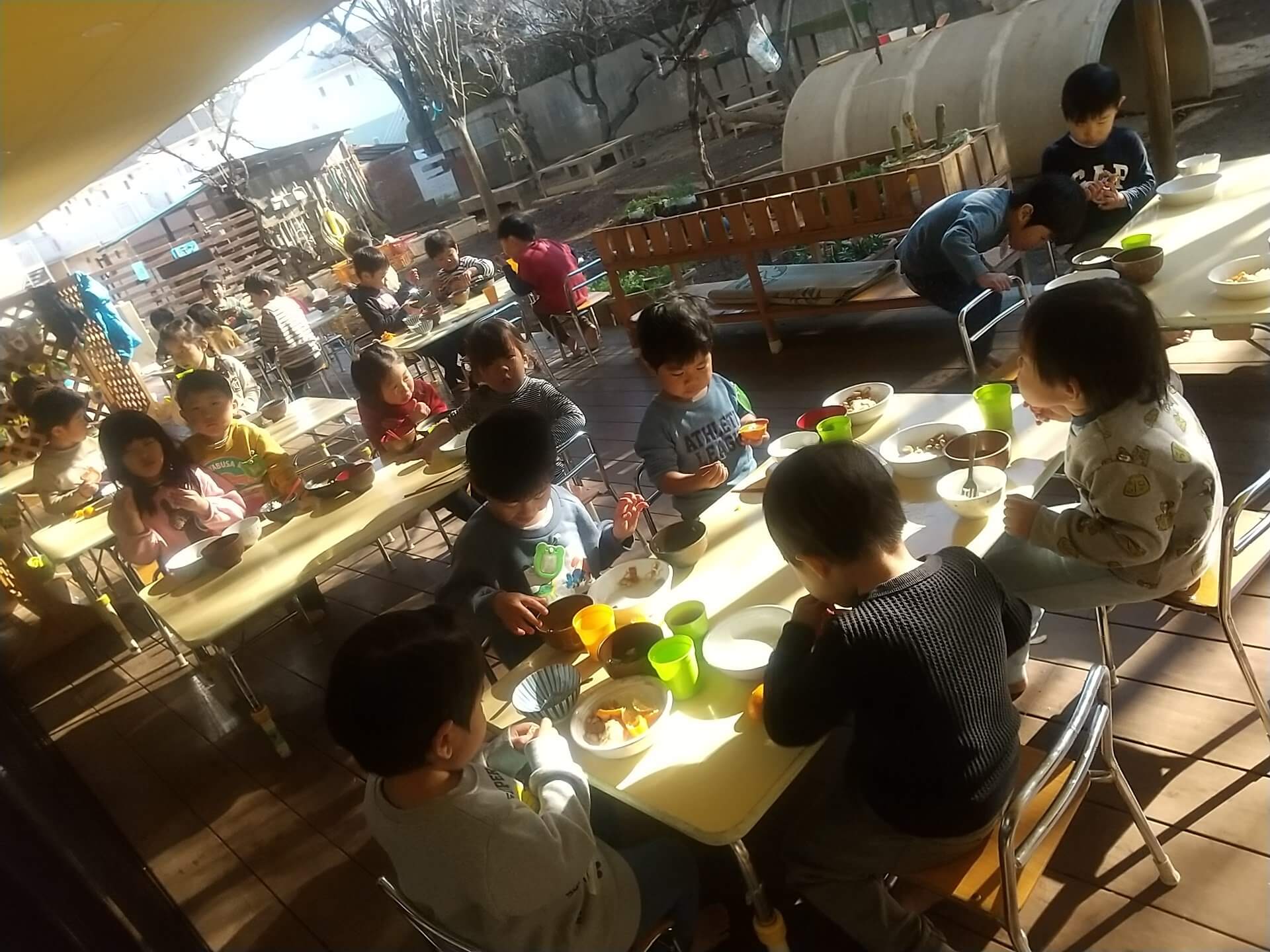 縁側での給食