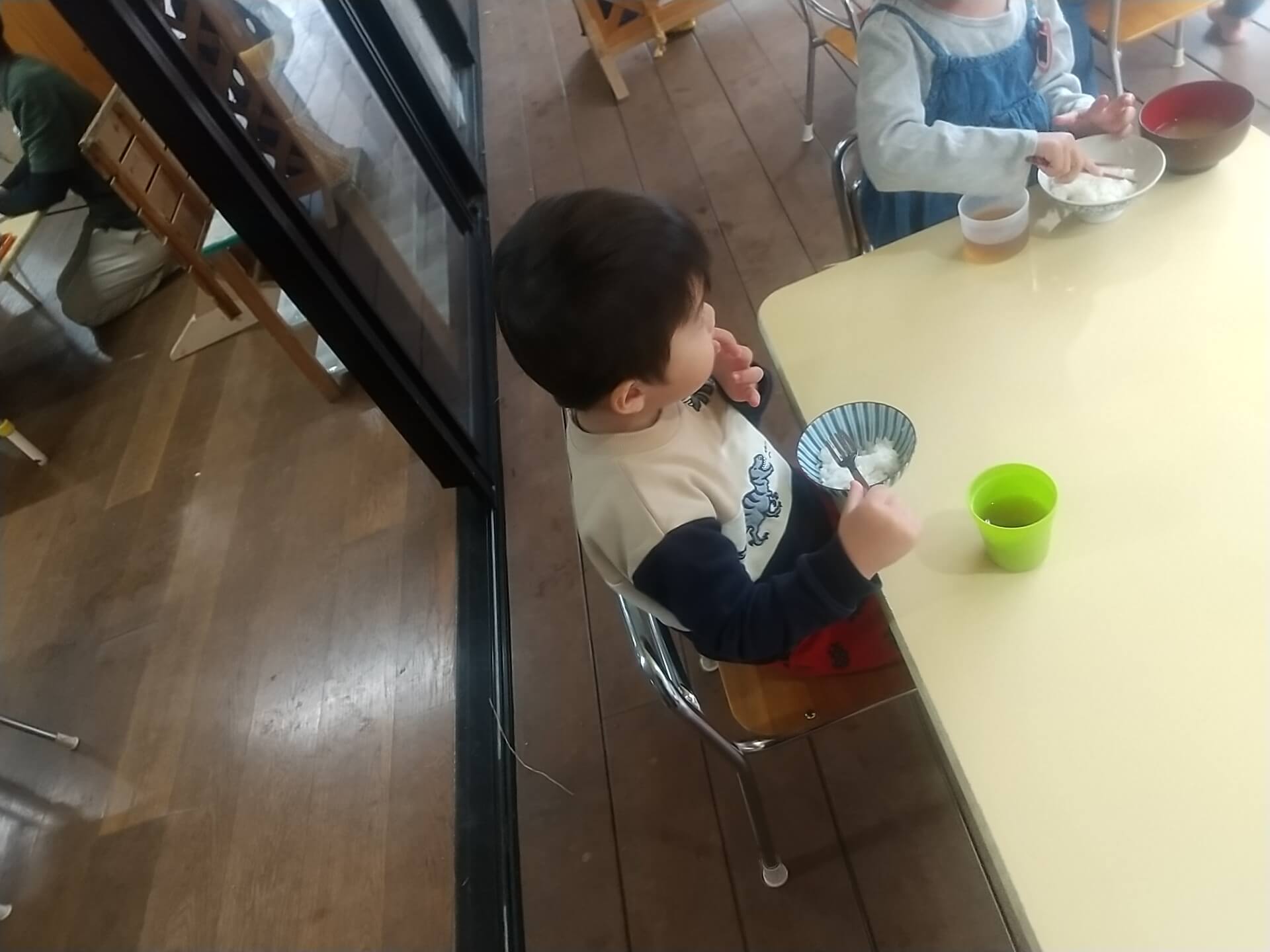 ご飯を食べる子ども