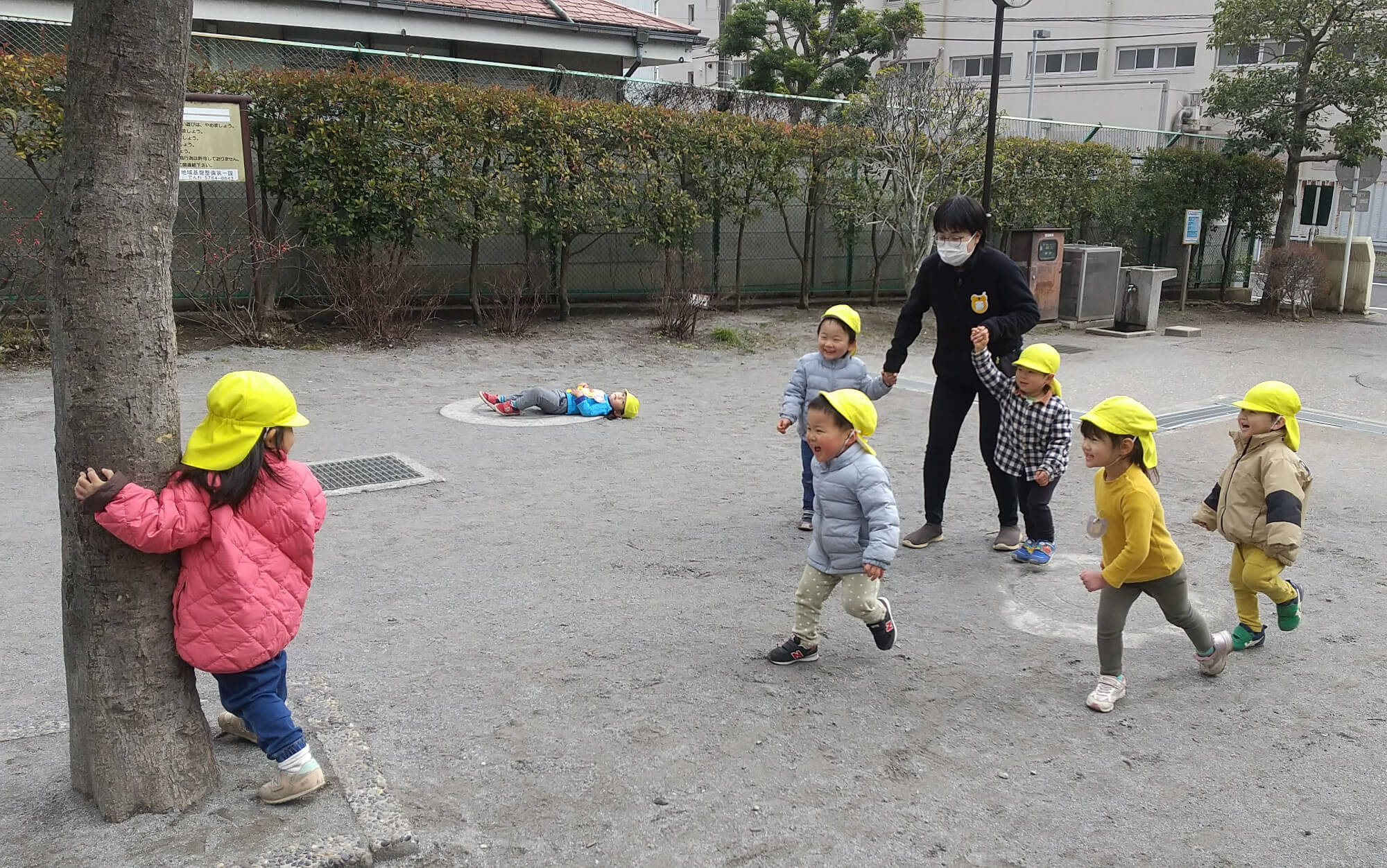 公園で子どもたちと一緒に遊ぶ様子