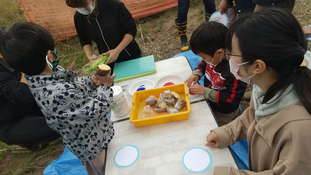 焼き芋を食べる子どもたち