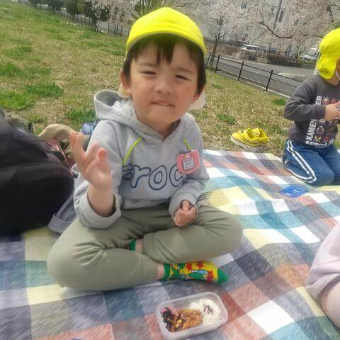 お弁当を食べる子どもたち