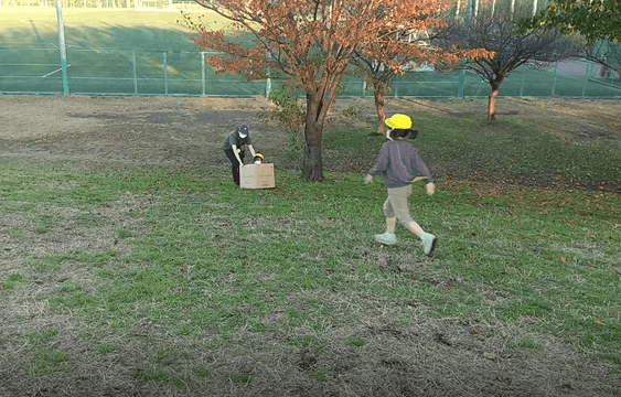 段ボール滑りを楽しむ子どもたち