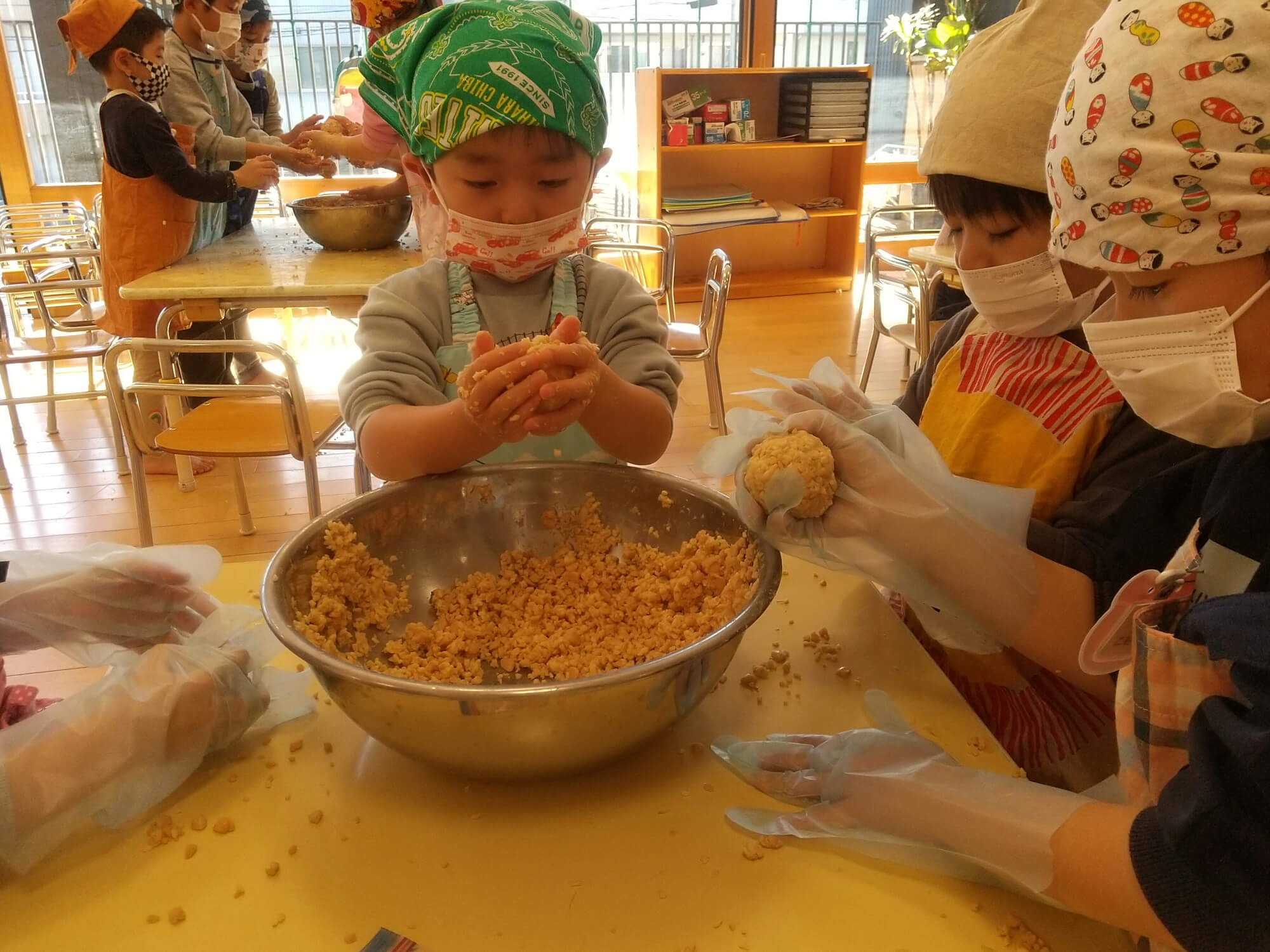 味噌作りに取り組む子どもたち