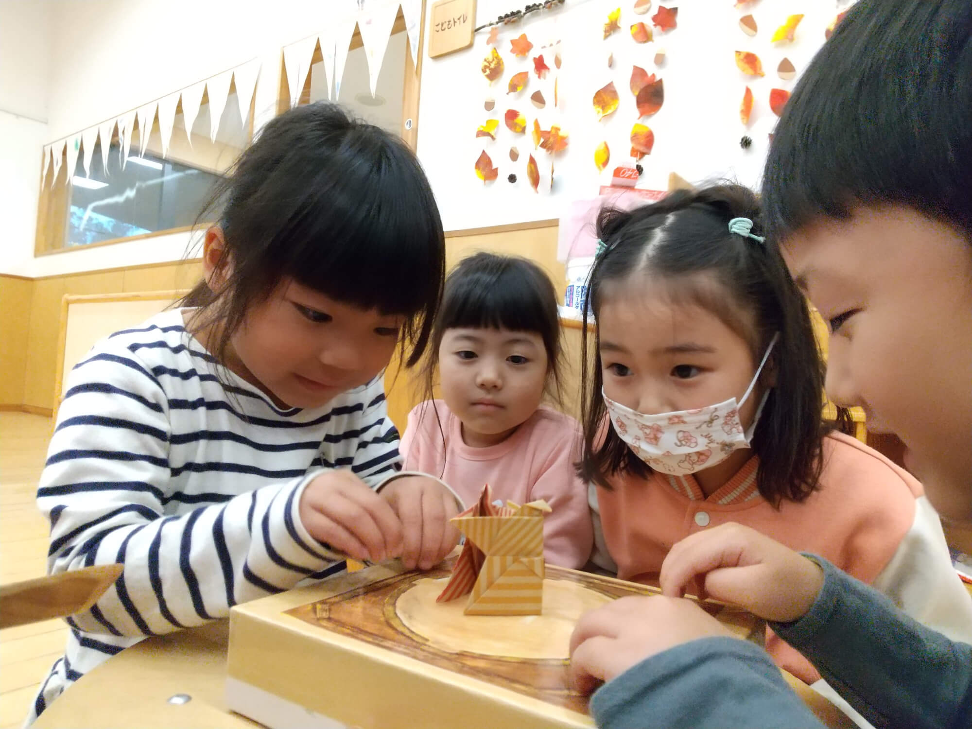 トントン相撲で遊ぶ子どもたち