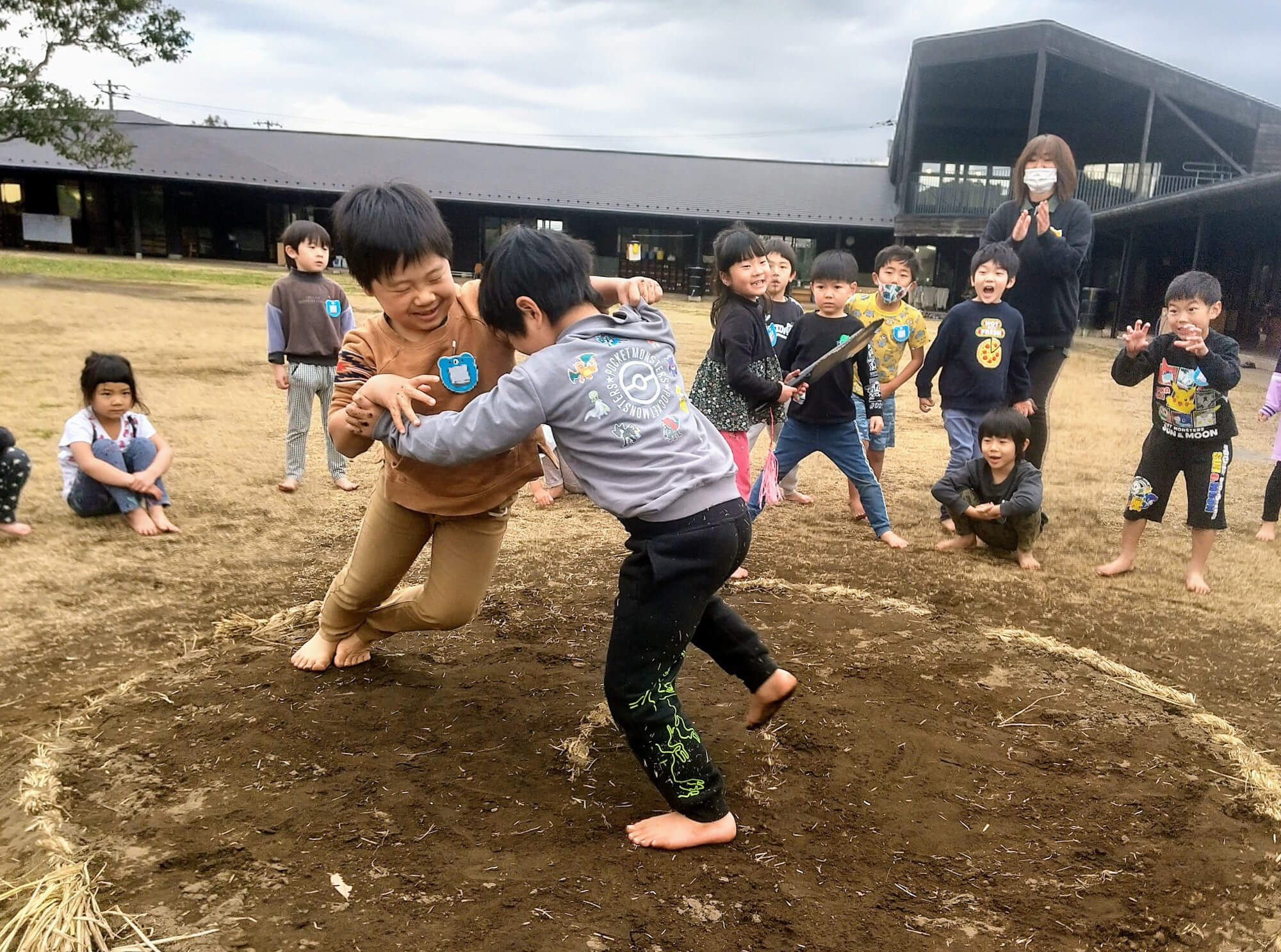 手作りの土俵で相撲をとる子どもたち