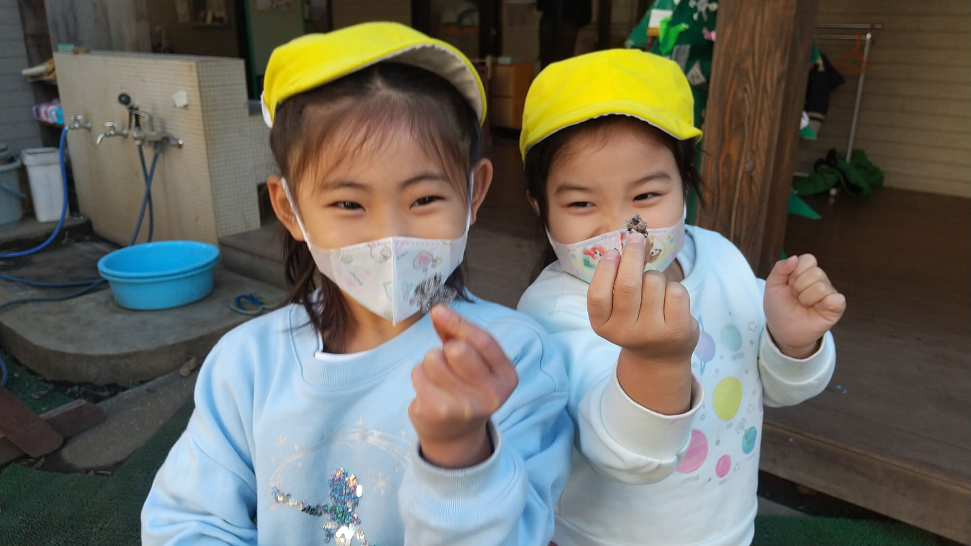 園庭にできた氷で遊ぶ子どもたち