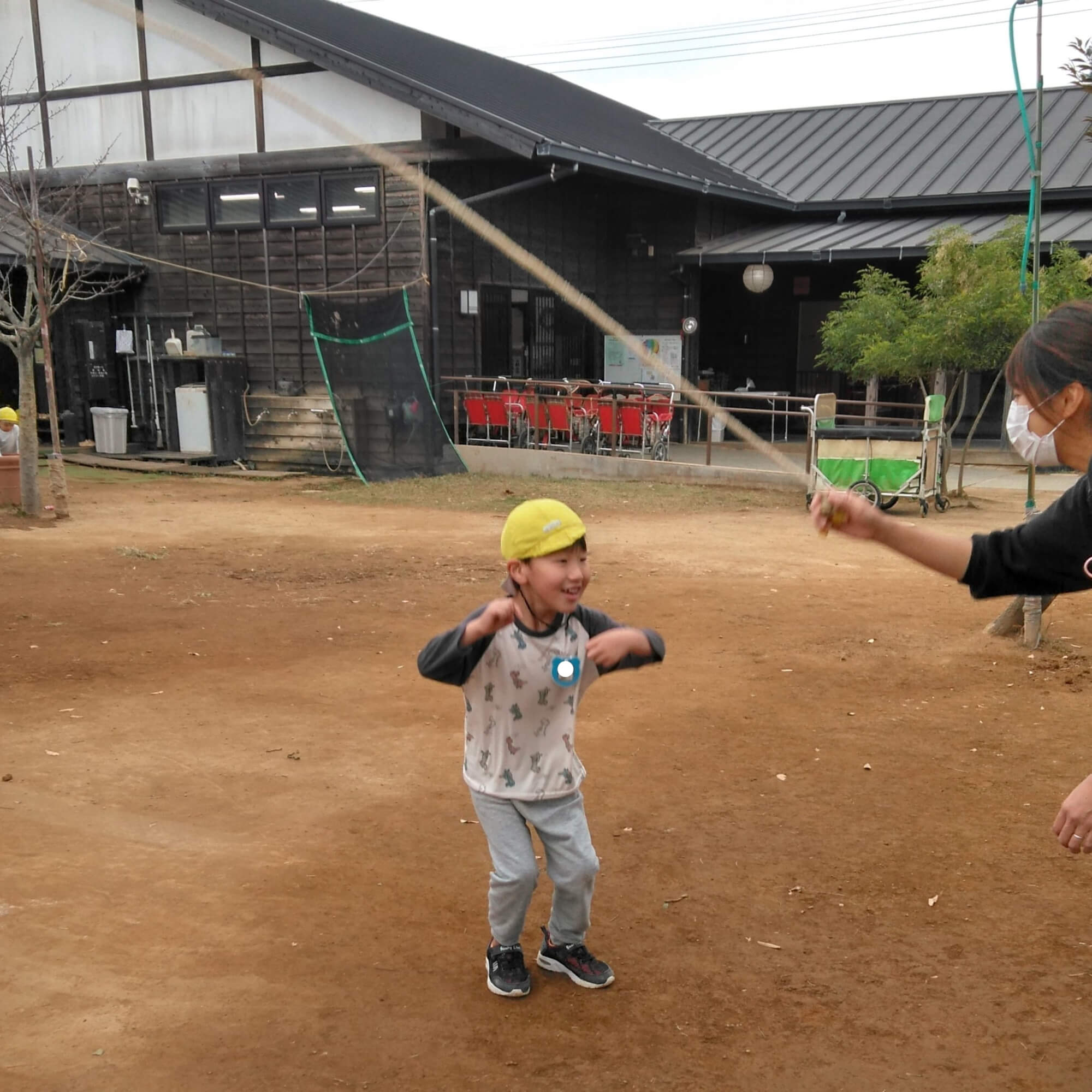 大縄跳びをする子ども