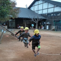 越谷どろんこ保育園「寒さに負けず」