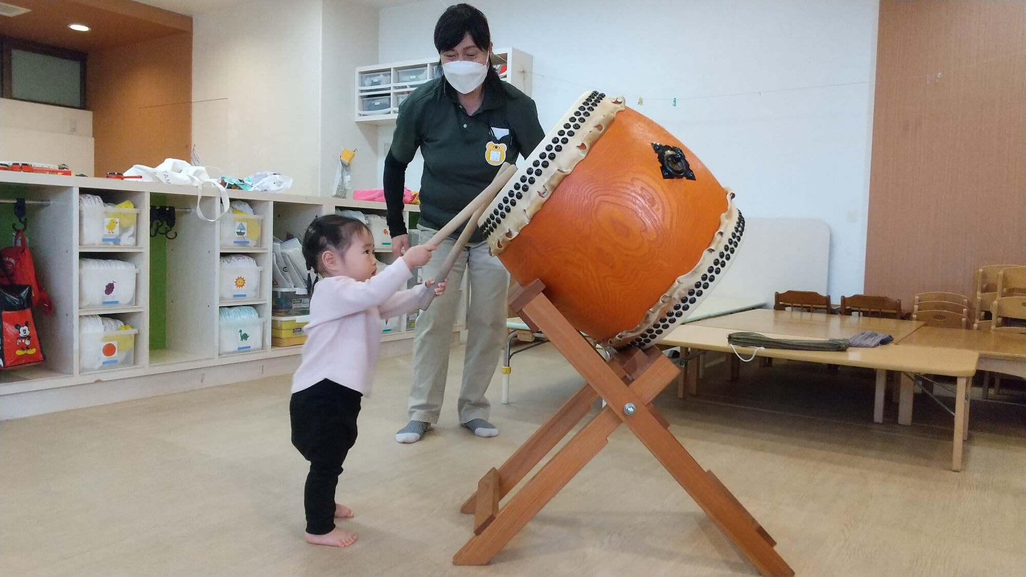 和太鼓を実際に鳴らしてみる子ども