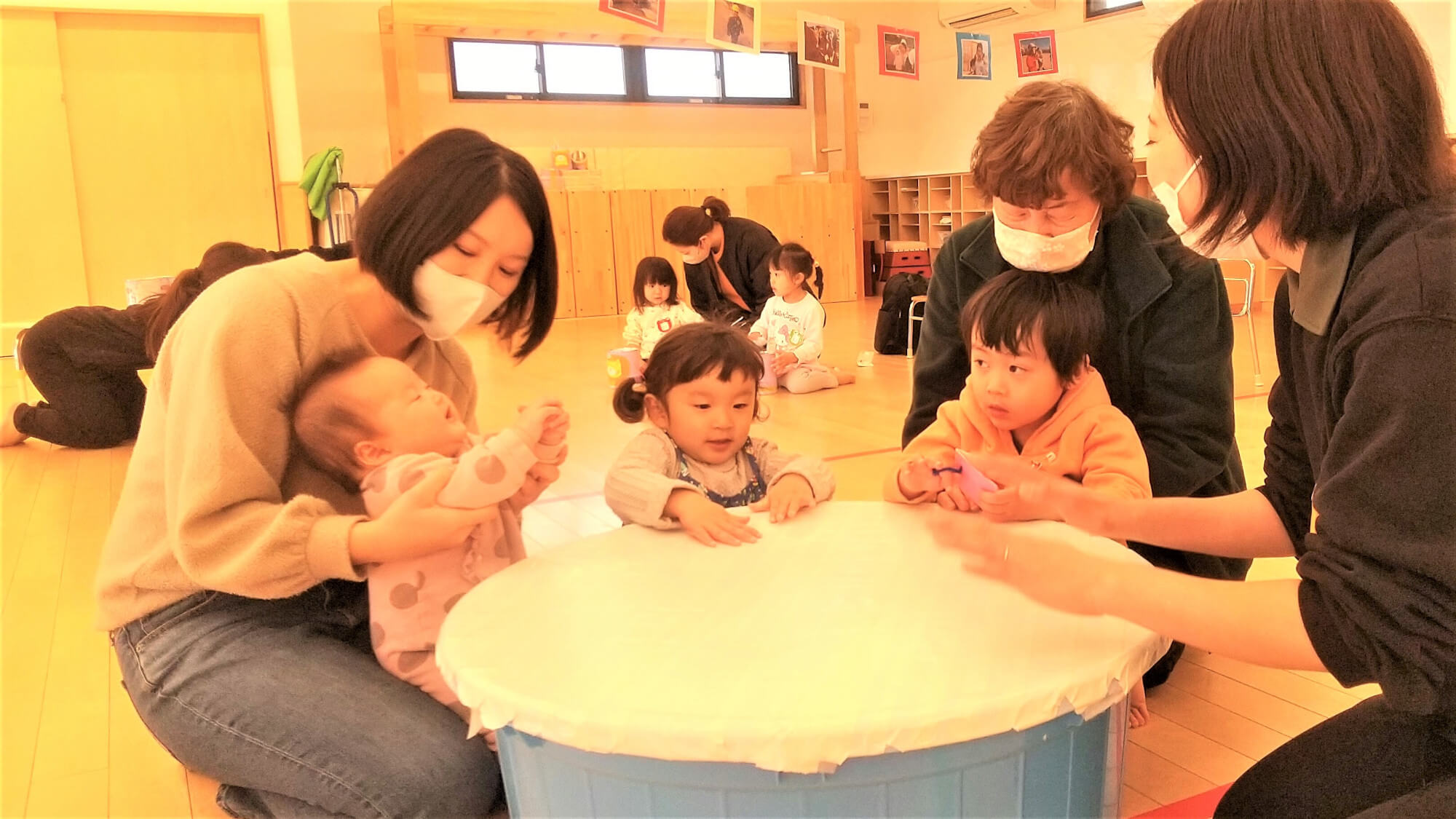 親子で大きな太鼓を叩く様子